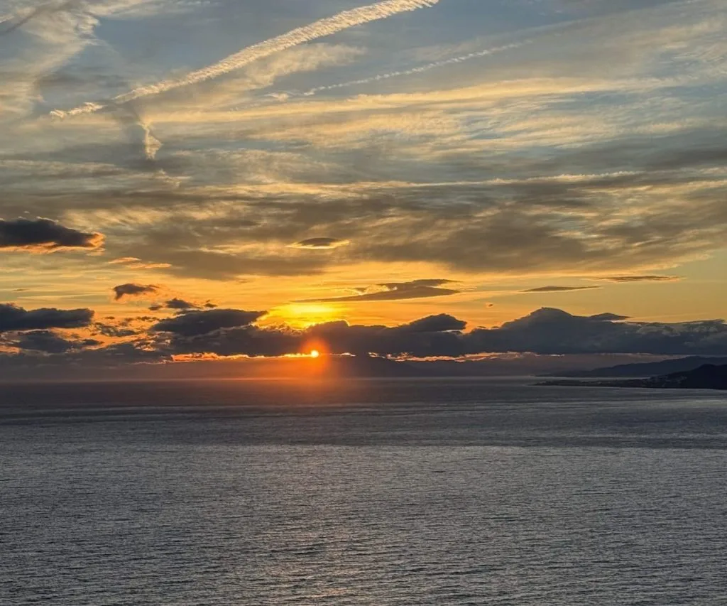 Atardecer dorado sobre la bahía de La Herradura — mirador de Punta de la Mona