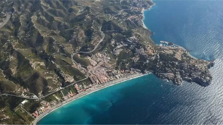 Vista aérea de la bahía y la playa de La Herradura