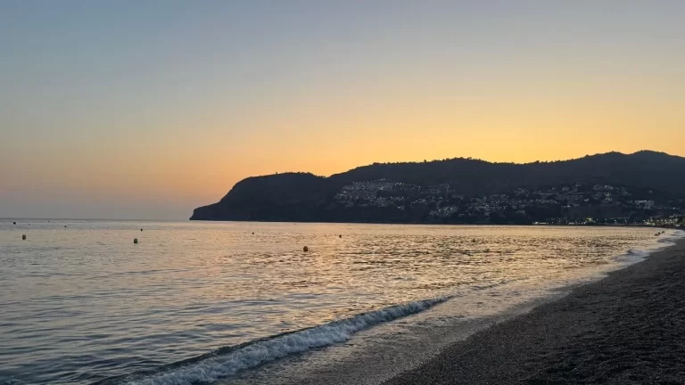 Bahía de La Herradura al atardecer con el sol sobre el mar