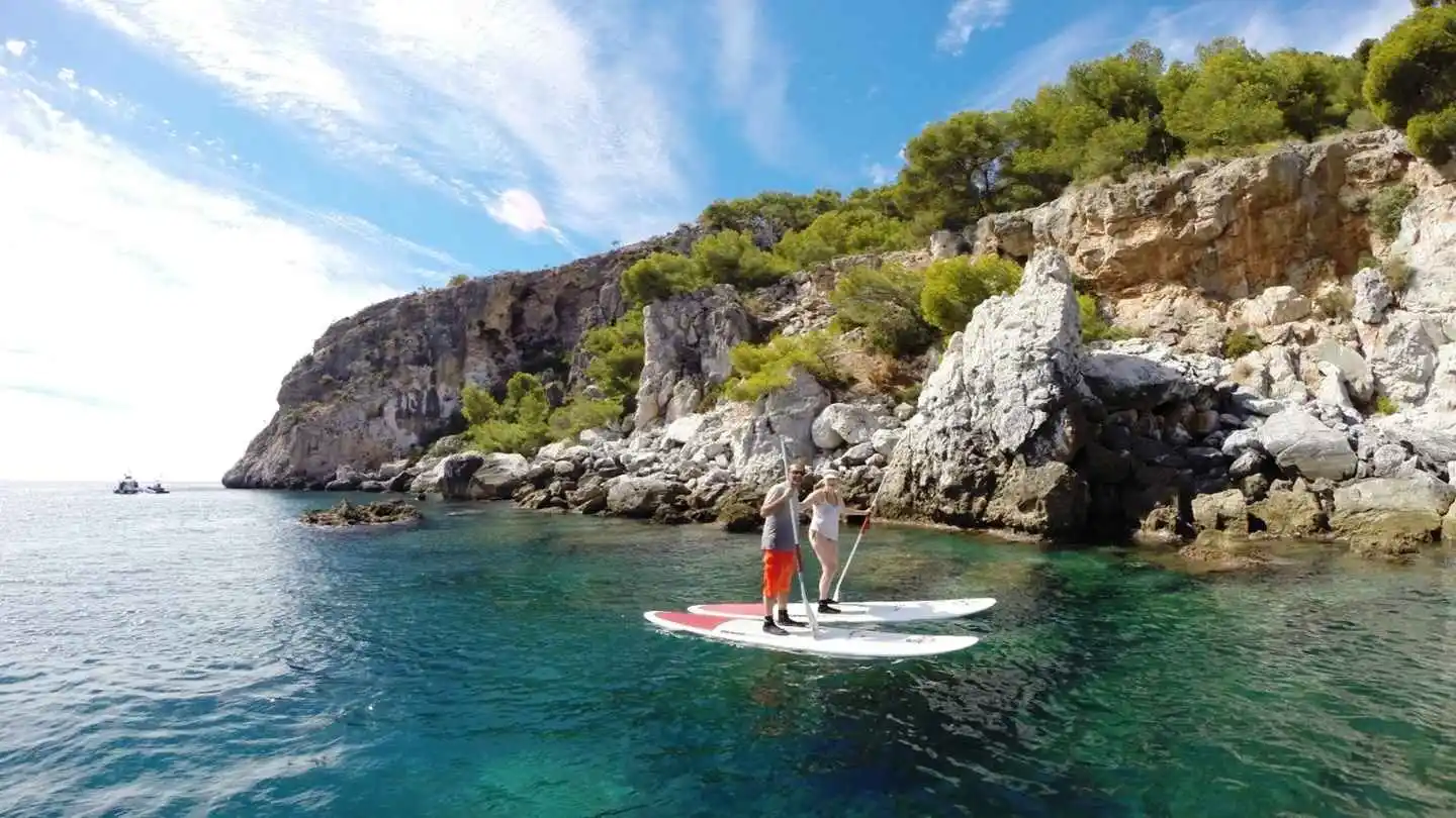 Cala de aguas transparentes cerca de Frigiliana (Maro–Cerro Gordo)