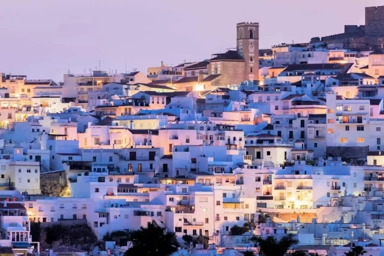 Casas blancas del casco antiguo de Salobreña al atardecer