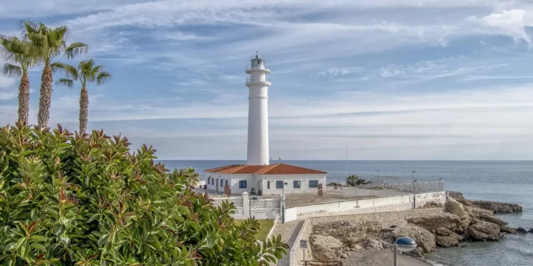 Faro de Torrox Costa junto al mar en un día despejado
