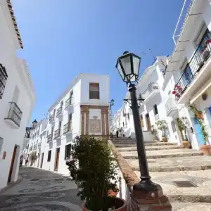 Hvad man kan lave i Frigiliana i 2025: komplet guide til ruter, fester og gastronomi