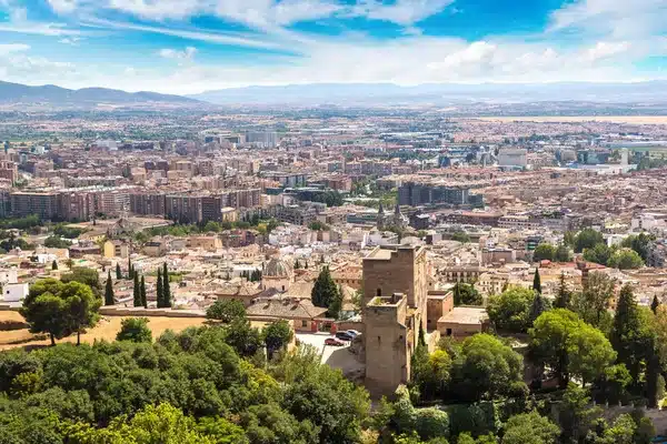 Granada med Sierra Nevada i baggrunden