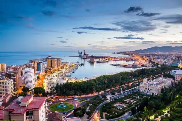 Panoramisk udsigt over Málaga by med Alcazaba og havnen