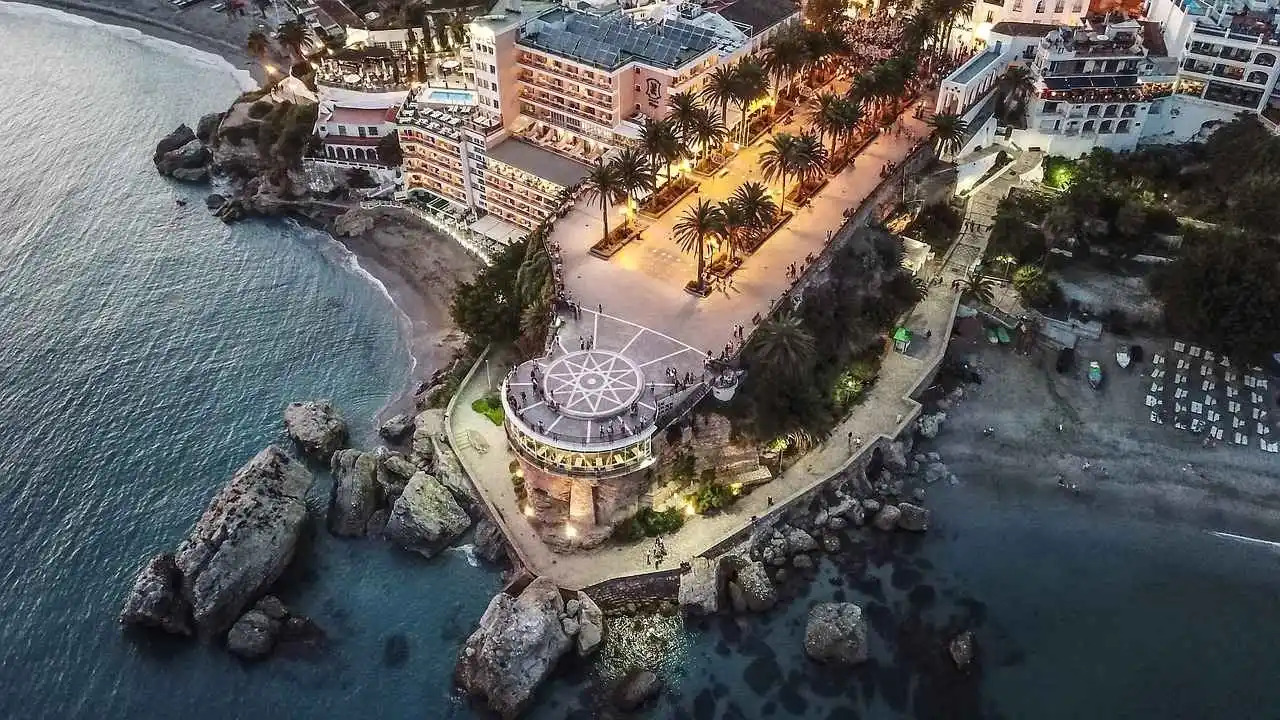 Saker att göra och se i Nerja: en praktisk guide för ditt besök