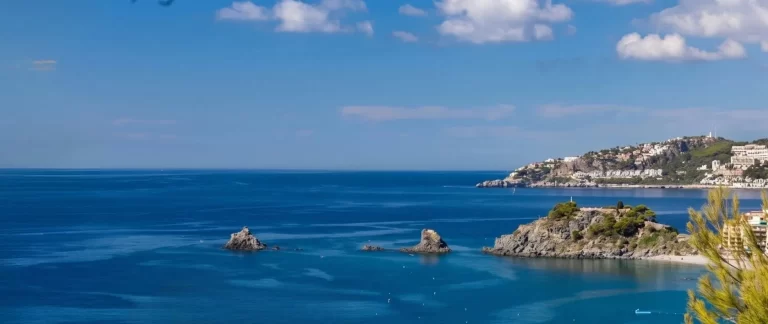 Peñón del Santo en la costa de Almuñécar con el mar de fondo