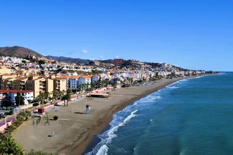 Beach and seafront promenade in Rincón de la Victoria