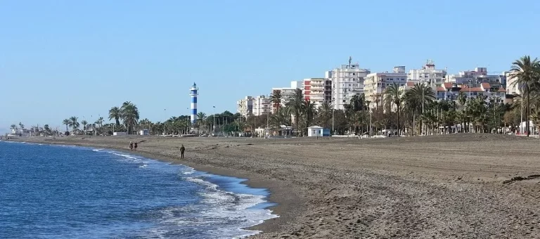 Paseo marítimo de Torre del Mar junto a la playa